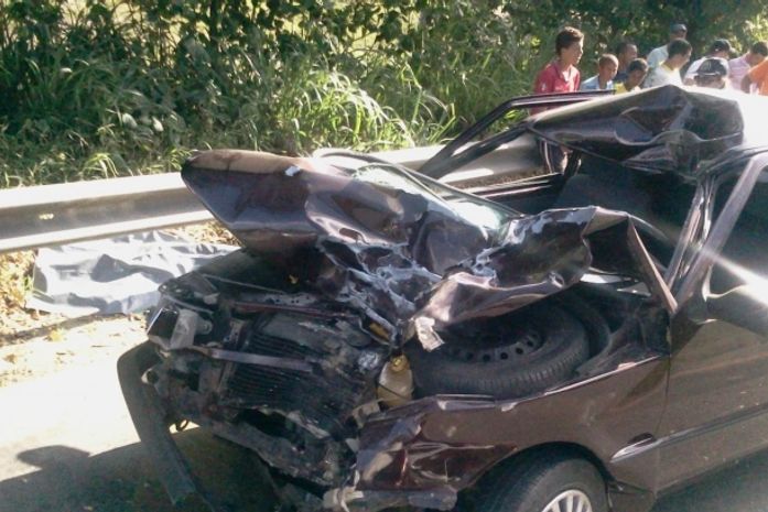 Frente do Uno ficou destruída