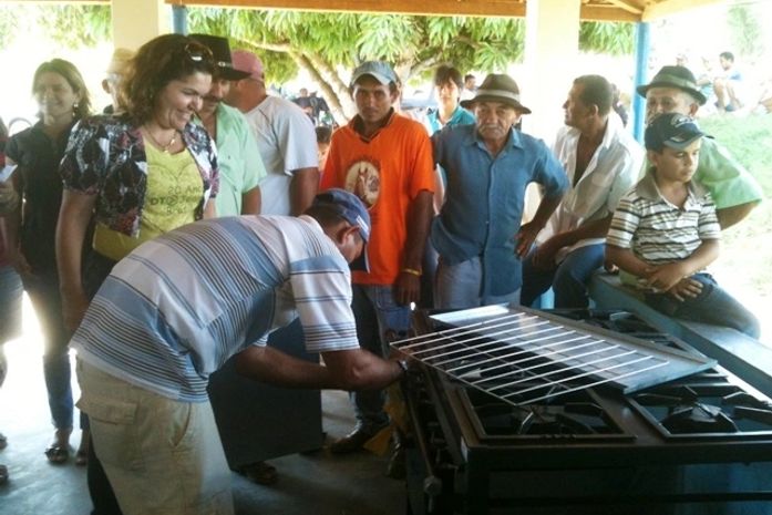 Ângela Garrote faz doação de fogão industrial à associação de Estrela de Alagoas