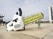 Ação leva motoserra gigante ao Planalto contra Código Florestal