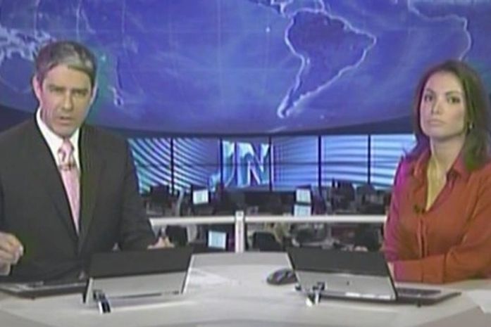 Poeta estreia como âncora do "JN " e recebe elogio de Bonner