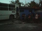 As fotos tiradas de um aparelho celular mostram a força do impacto do ônibus na residência.