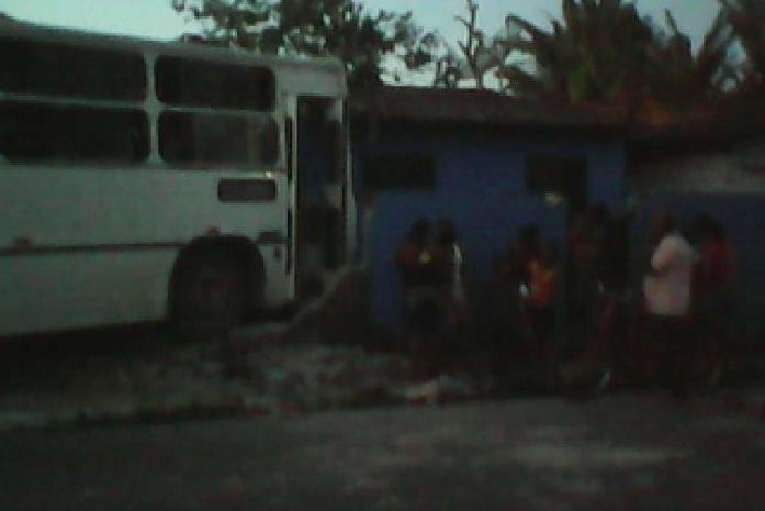 As fotos tiradas de um aparelho celular mostram a força do impacto do ônibus na residência.