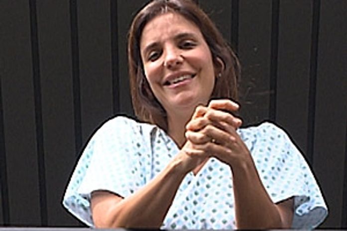 ‘Tô ótima’, diz Ivete ao aparecer em janela de hospital em Salvador