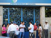 Servidores fecham agência do INSS e gerência diz que não existe motivação