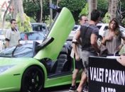 Carol Magalhães circula com piloto em Miami