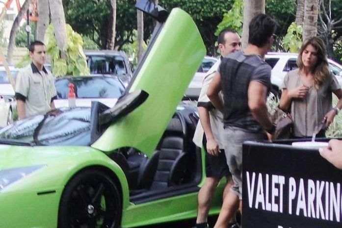 Carol Magalhães circula com piloto em Miami