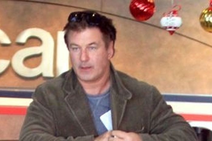 Alec Baldwin é expulso de voo por jogar game no celular