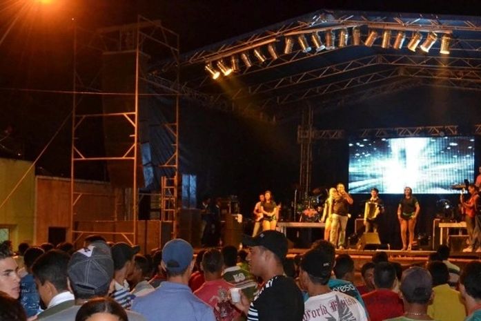 Shows com Aveloz e Flor da Pele atraem multidão à Limoeiro de Anadia