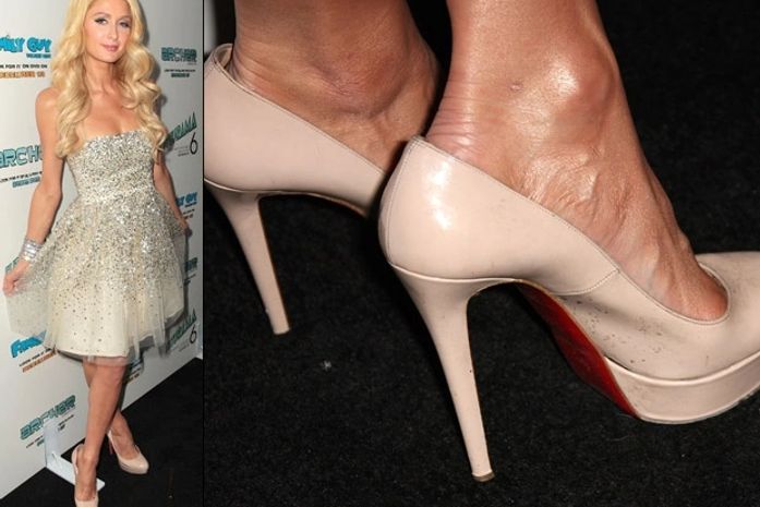 Paris Hilton curte festa com sapato sujo e maior que o pé