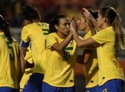 Com golaço de Marta, Brasil goleia Itália por 5x1 em São Paulo