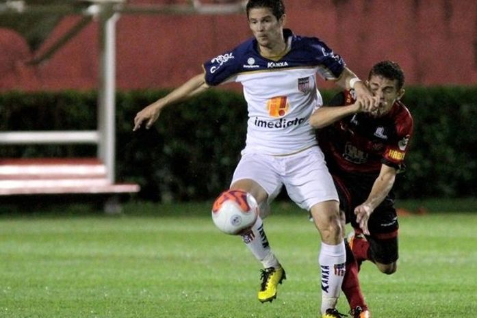 Flamengo anuncia contratação de lateral-esquerdo ex-ASA