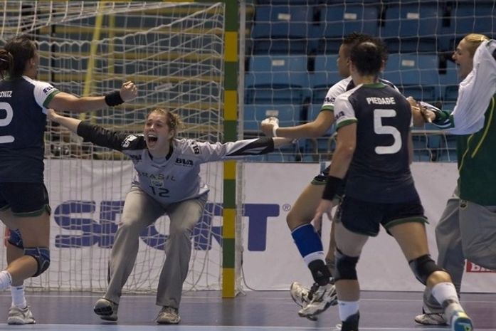 Goleira marca no fim, e Brasil avança invicto no Mundial de handebol