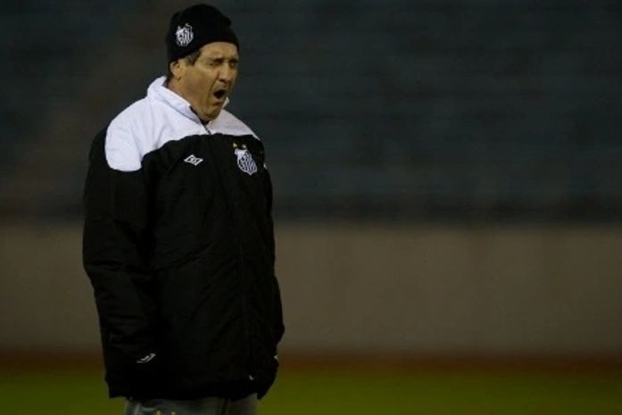 Santos usa despertador e internet para acompanhar Barcelona em clássico espanhol