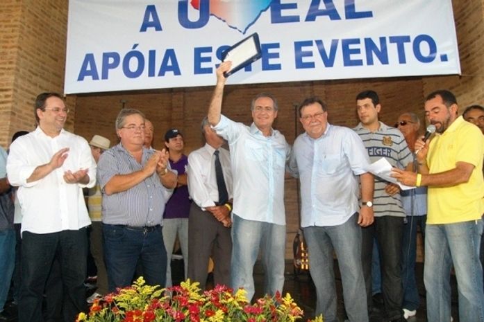 Senador Renan foi agraciado com uma placa pela direção da Uveal