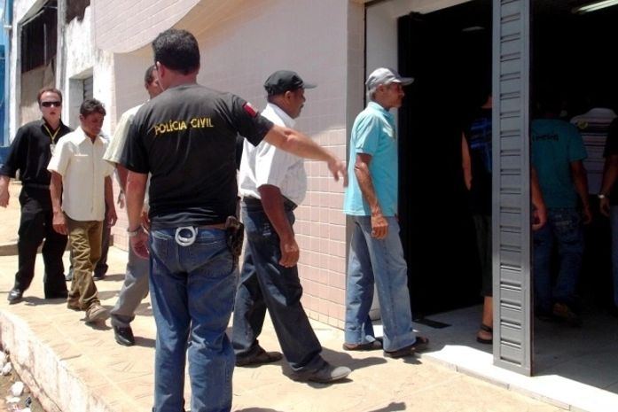 Treze pessoas são autuadas por infringir lei seca; O bar fica em frente à delegacia