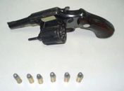 Revólver estava coms eis munições intactas