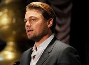 Gases do cachorro de DiCaprio incomodam amigos do ator