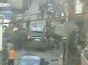 Passantes levantam carro para salvar garota de 5 anos atropelada na China