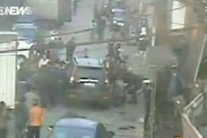 Passantes levantam carro para salvar garota de 5 anos atropelada na China