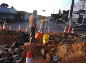Moradores buscam água na rua da cidade de Coruripe 