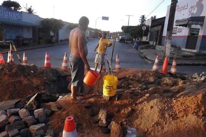 Moradores buscam água na rua da cidade de Coruripe