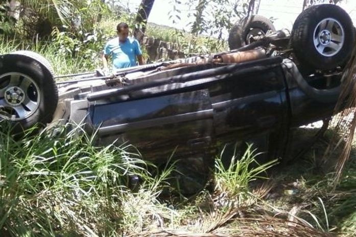 Veículo de ex-vereador capota na AL 101 Norte