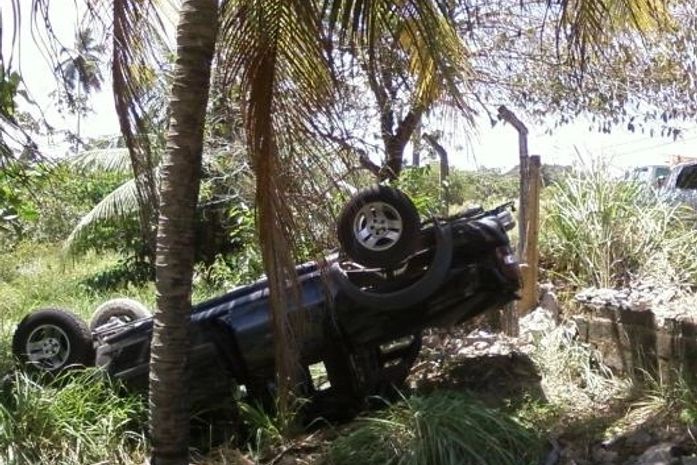 Veículo de ex-vereador capota na AL 101 Norte