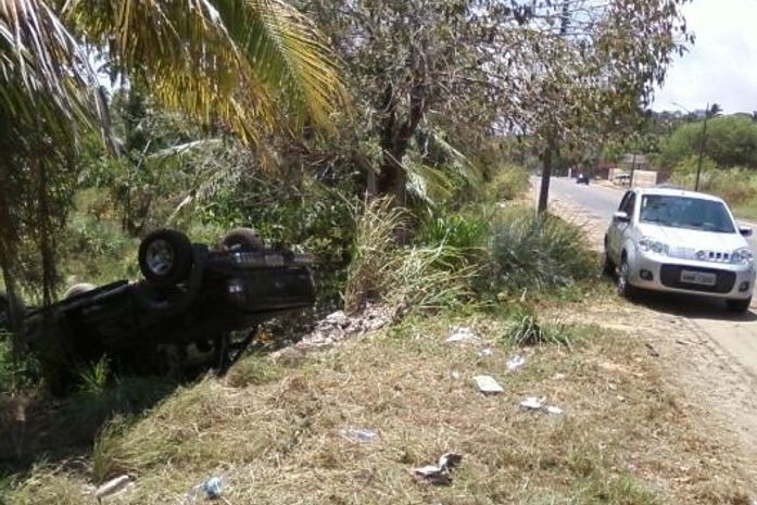 Veículo de ex-vereador capota na AL 101 Norte