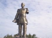 Estátua Floriano Peixoto danificada após ação de vândalos 