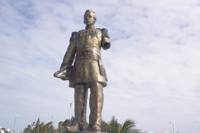 Estátua Floriano Peixoto danificada após ação de vândalos 