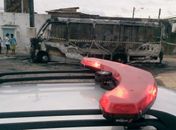Ônibus ficou destruído