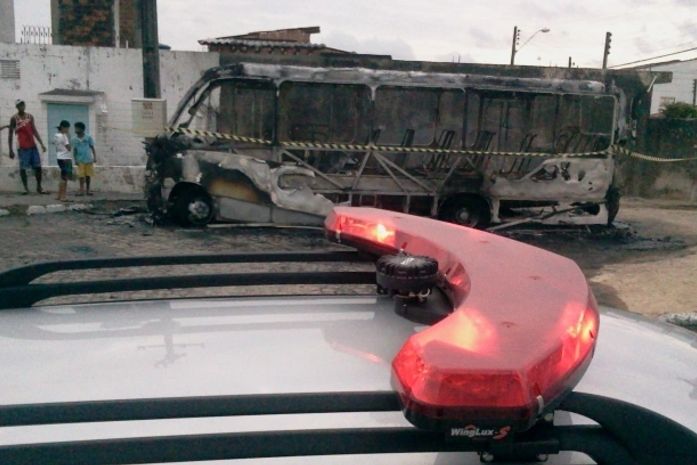 Ônibus ficou destruído