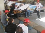 Exposição de fotos, música e poesia atraem grevistas&#8207;