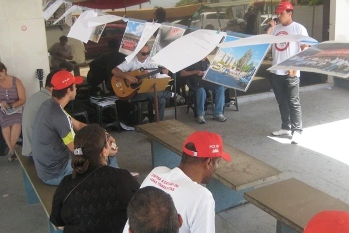 Exposição de fotos, música e poesia atraem grevistas&#8207;