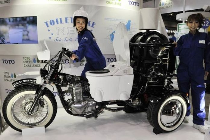 Empresa exibe moto que vem com privada como assento