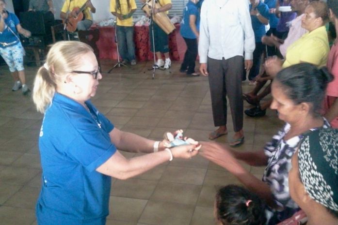 Moradores de rua saboreiam café da manhã oferecido por membros de igreja