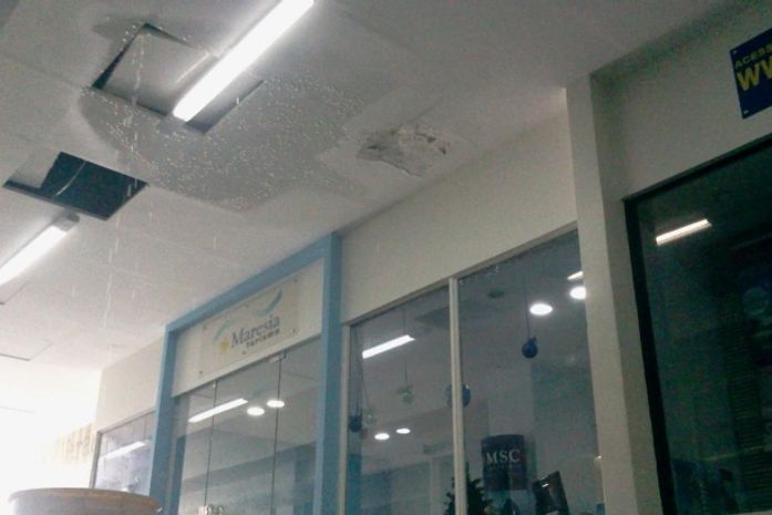Água da fossa escorreu pelo teto da galeria