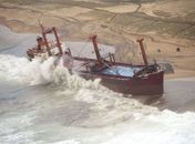 Tempestade castiga a França e navio cargueiro encalha