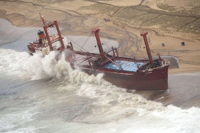 Tempestade castiga a França e navio cargueiro encalha