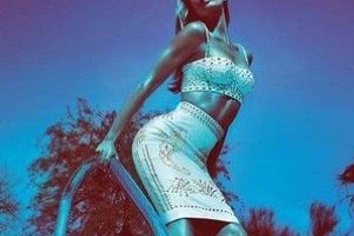 Gisele Bündchen estrela campanha Verão 2012 da Versace