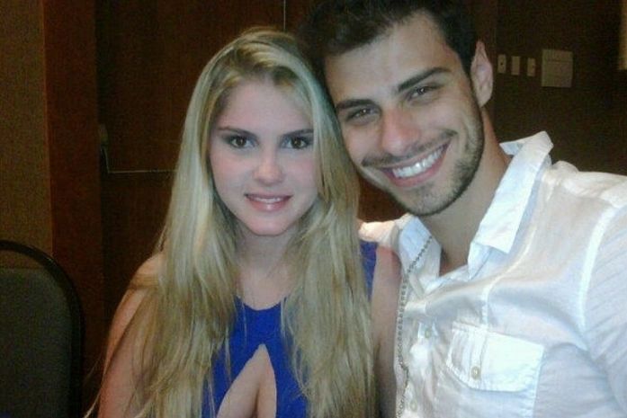 Bárbara Evans posta foto com novo namorado no Twitter: 'Eu e meu amor'