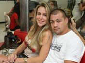 Com o noivo, Joana Machado tem tarde de beleza em salão no Rio