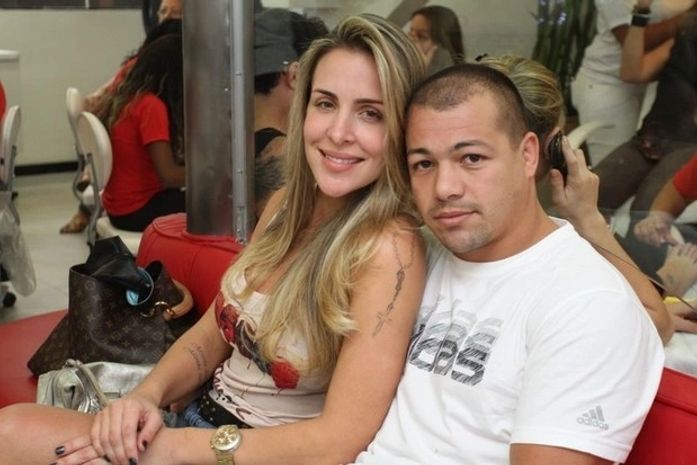 Com o noivo, Joana Machado tem tarde de beleza em salão no Rio