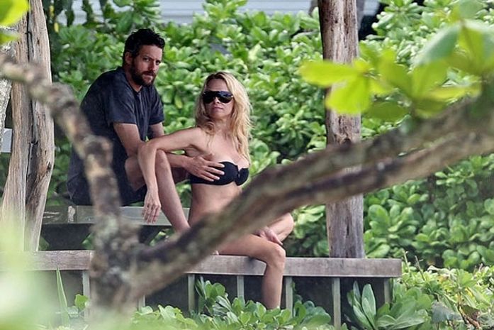 Pamela Anderson curte praia no Havaí com o namorado