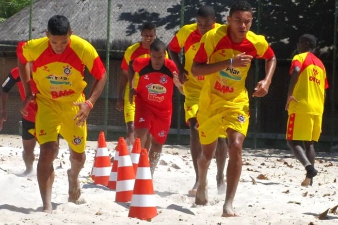 Treinamento do Corinthians Alagoano na praia.