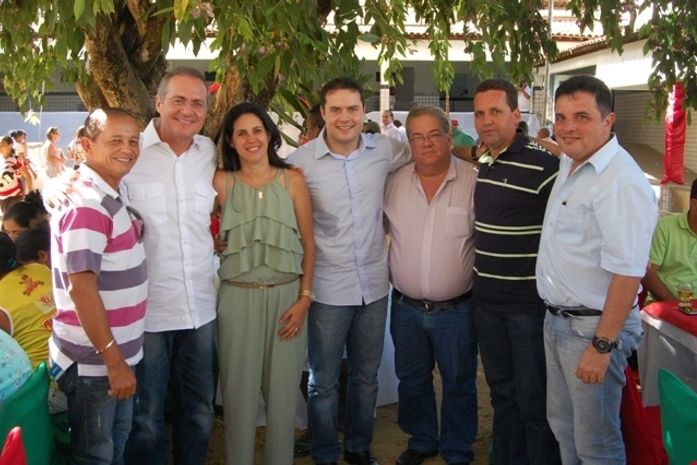 Renan com a prefeita de Branquinha, o deputado Renan Filho, o presidente da AMA, outros prefeitos e lideranças da região