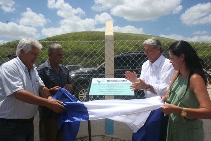 Téo e Nonô entregando obras em Branquinha