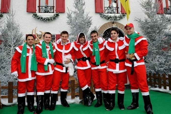 Felipe Massa vira Papai Noel em festa da Ferrari
