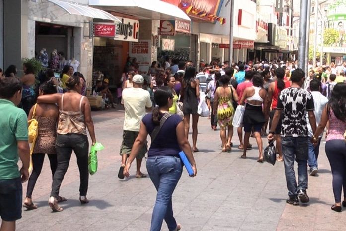 Lojas e shoppings ampliam horários para compras de última hora