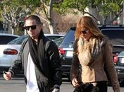 Jennifer Lopez faz compras com novo namorado
